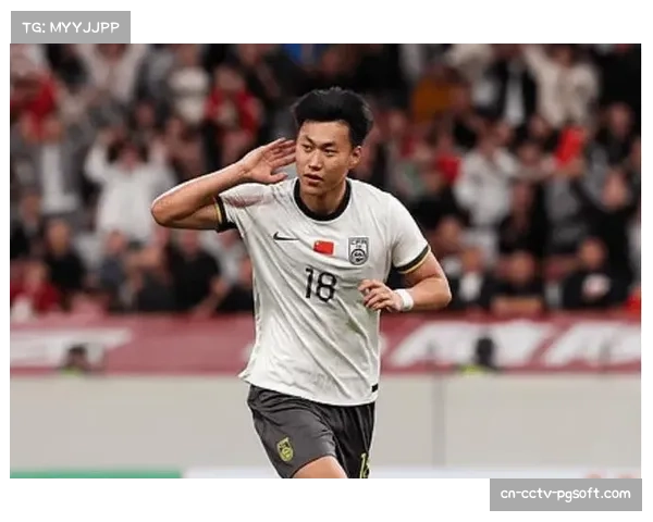 重庆铜梁龙小将杜月徵单刀破门，赛后与队友相拥庆祝